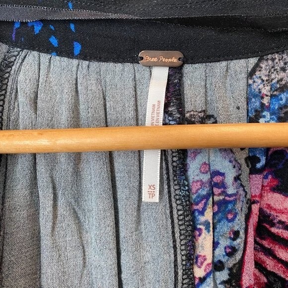 Free People Meadow Lark Tunic Blouse Oversized Abstract Floral Print - XS - EUC - Picture 6 of 8